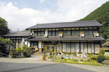 清流気良川のせせらぎを聞きながら里景色を愉しめる宿